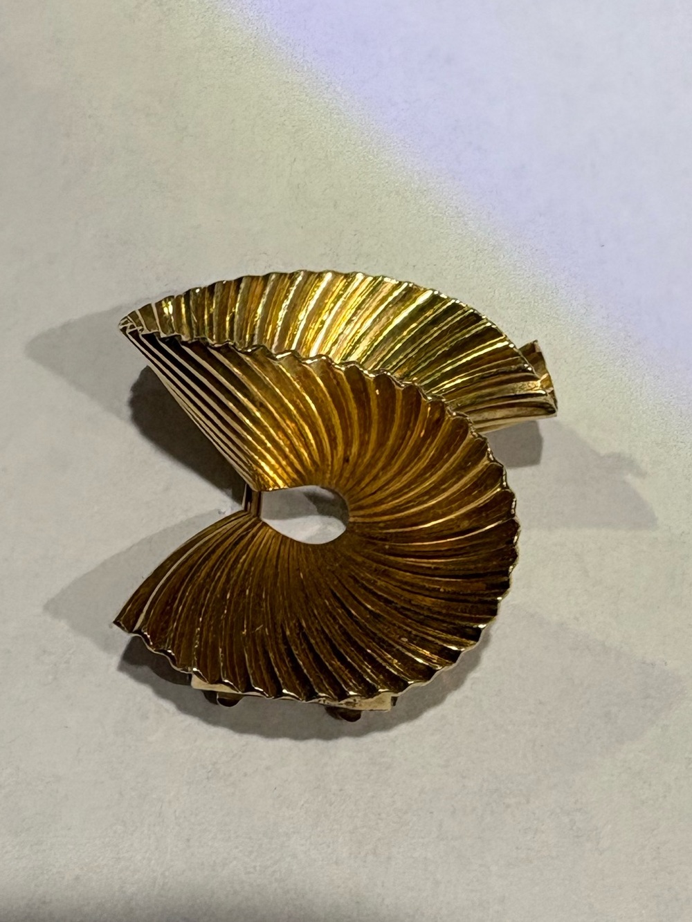 14k Yellow Gold Swirl Fan Pin Brooch Textured Sculptural Mid-century MCI Signed